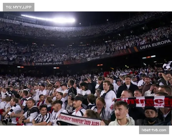 特写镜头:看台上,一位小球迷举着“这是我第一次来看欧冠”的标语